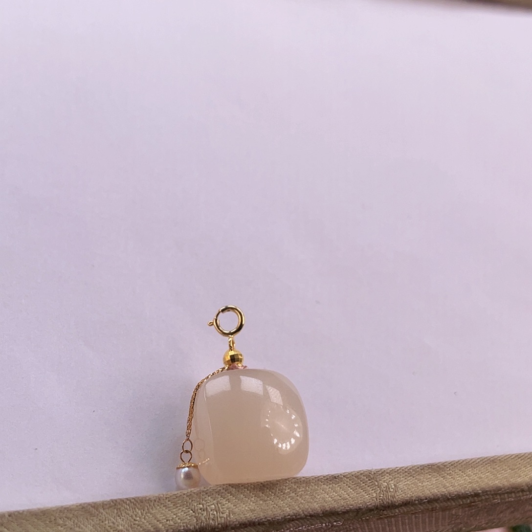 和田玉吊坠(不含链)18K金镶嵌