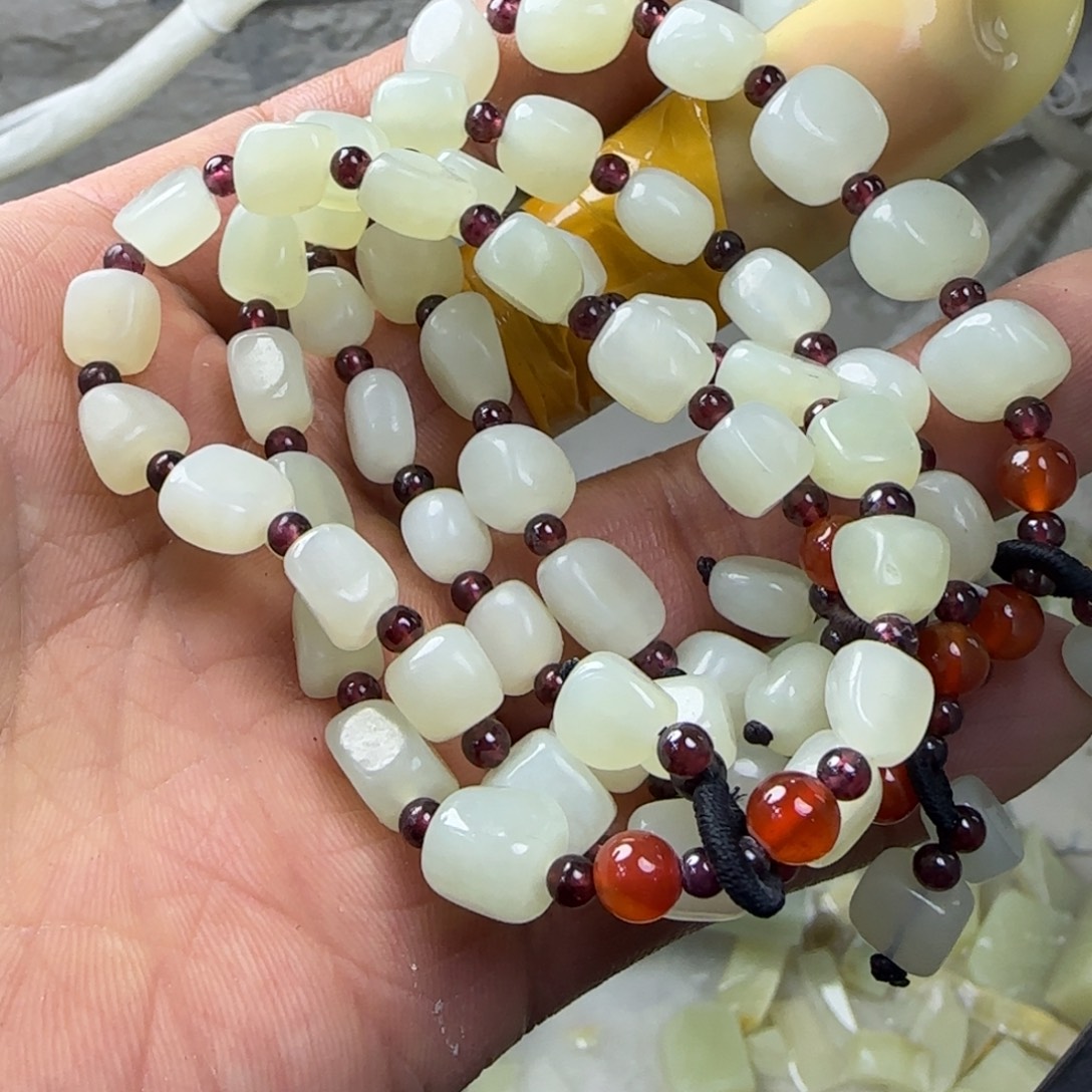 和田玉未镶嵌颈饰拍一发一，且末