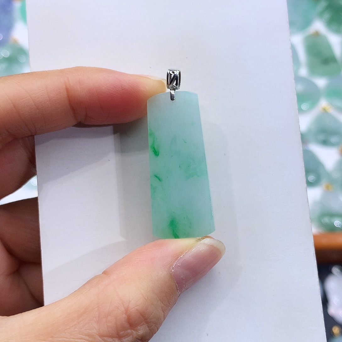 翡翠18K金镶嵌颈饰翡翠吊坠