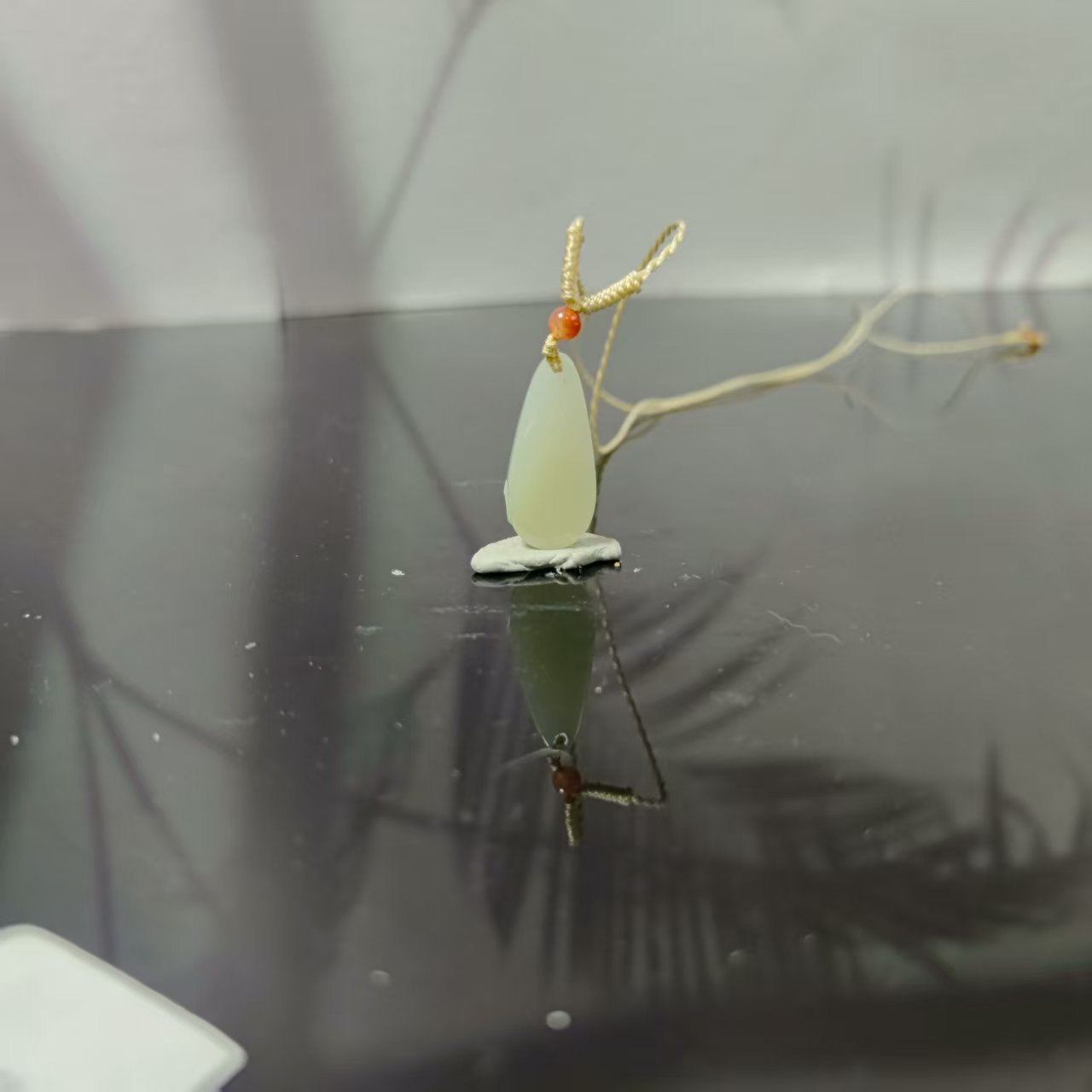 Q和田玉水滴无事牌吊坠1048