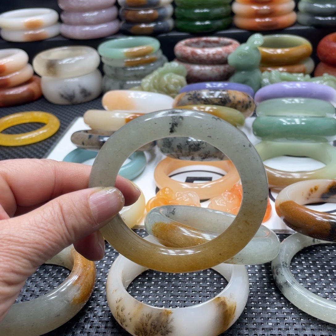 H***兰石英岩玉未镶嵌手镯