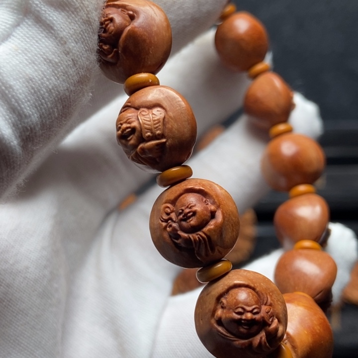 龙纹桃核浮雕弥勒