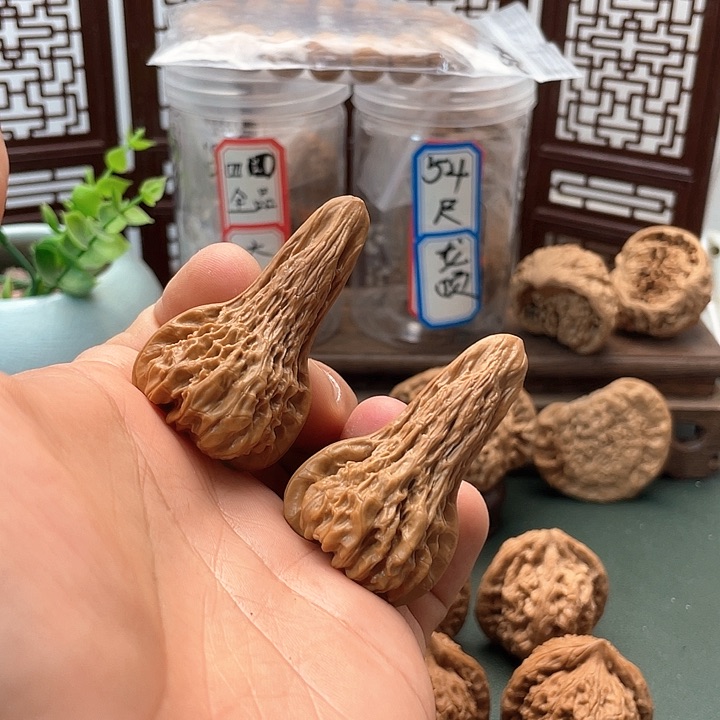 文玩核桃吊坠在***官帽