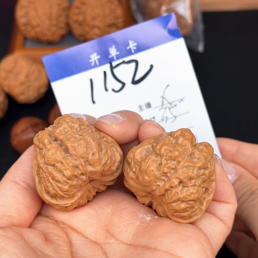 文玩核桃吊坠蛙蛙35尺。  1152