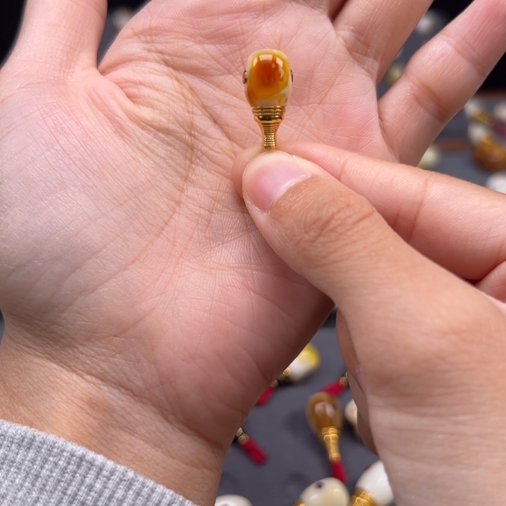 琥珀未镶嵌裸石7.8mm