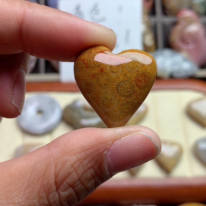 硅化珊瑚（珊瑚玉）颈饰足银镀金镶嵌