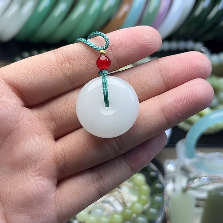 颈饰未镶嵌石英质玉