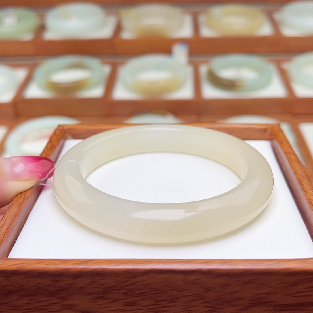 和田玉手镯未镶嵌56.6