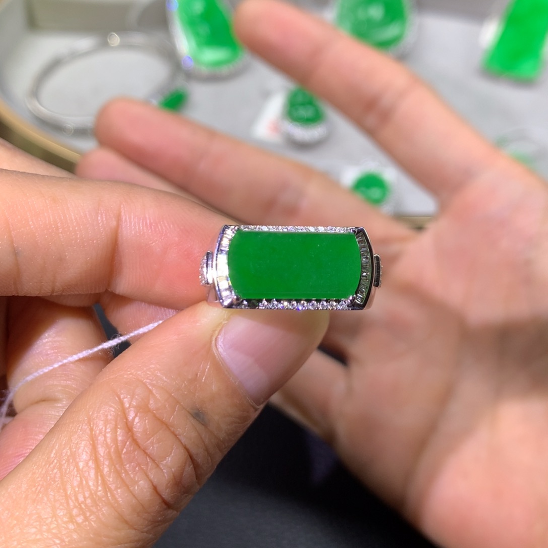 翡翠戒指18K金镶嵌翡翠