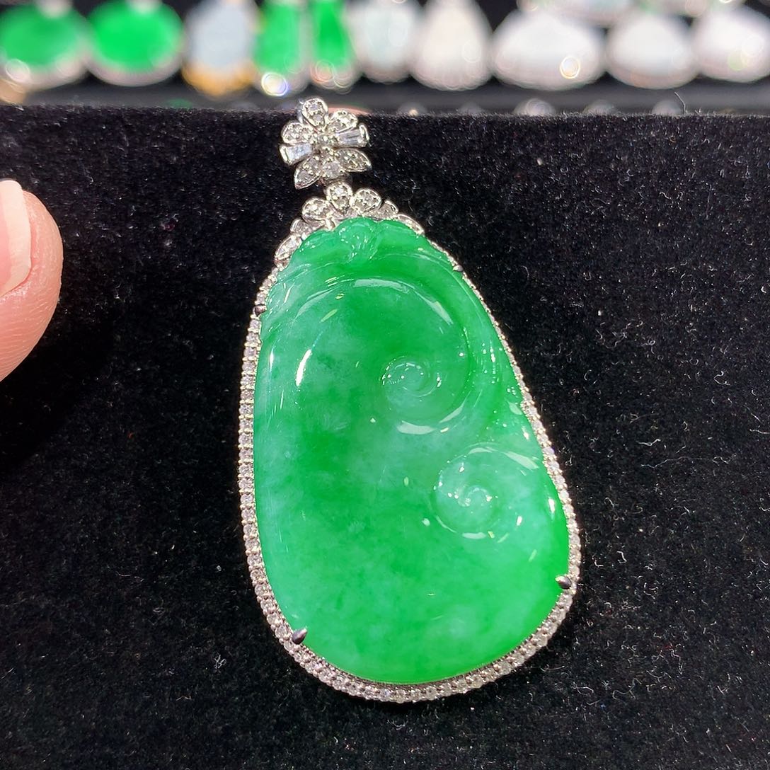 翡翠18K金镶嵌颈饰