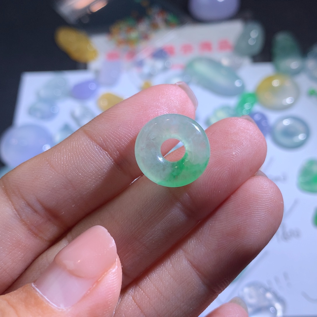 翡翠颈饰未镶嵌圈