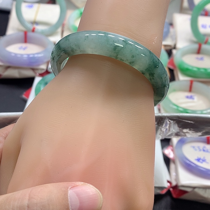 翡翠手镯未镶嵌翡翠
