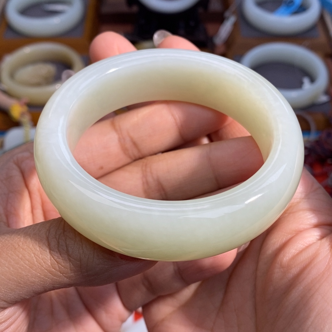 和田玉未镶嵌手镯