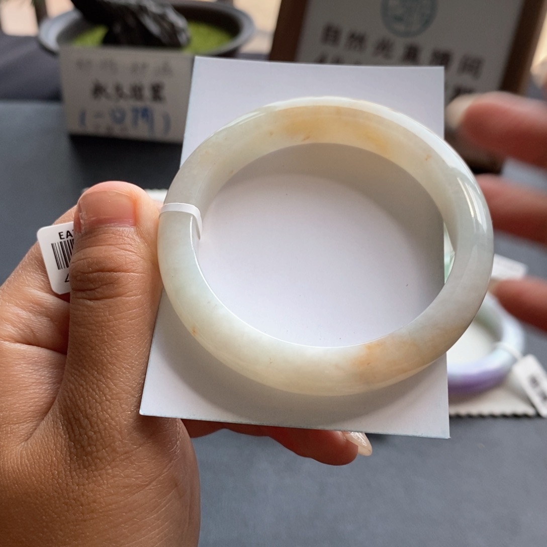 翡翠手镯未镶嵌翡翠