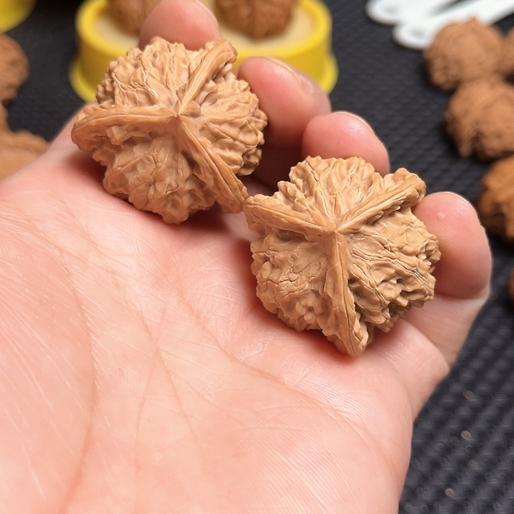 桃核把件38三棱核桃