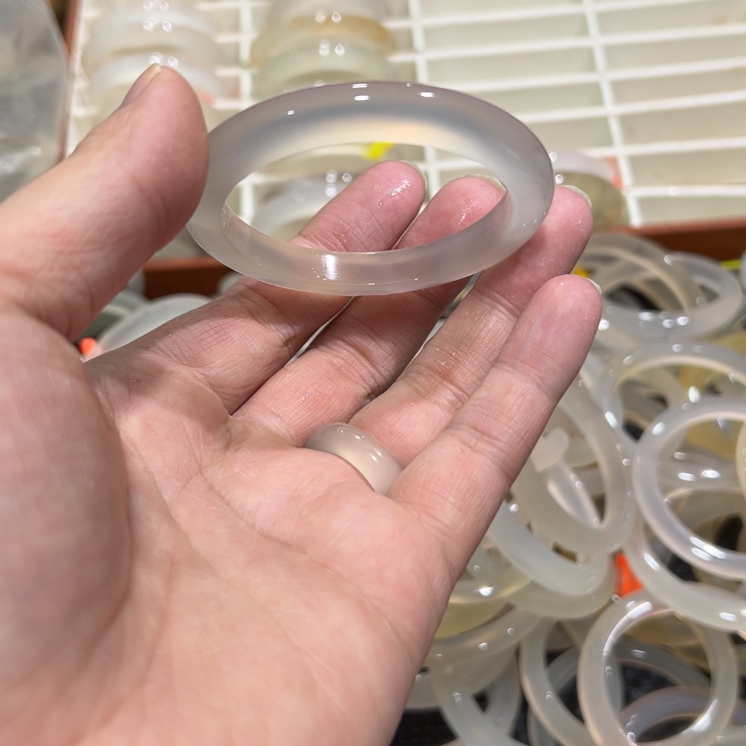 玛瑙/玉髓未镶嵌手镯53圈有包容33