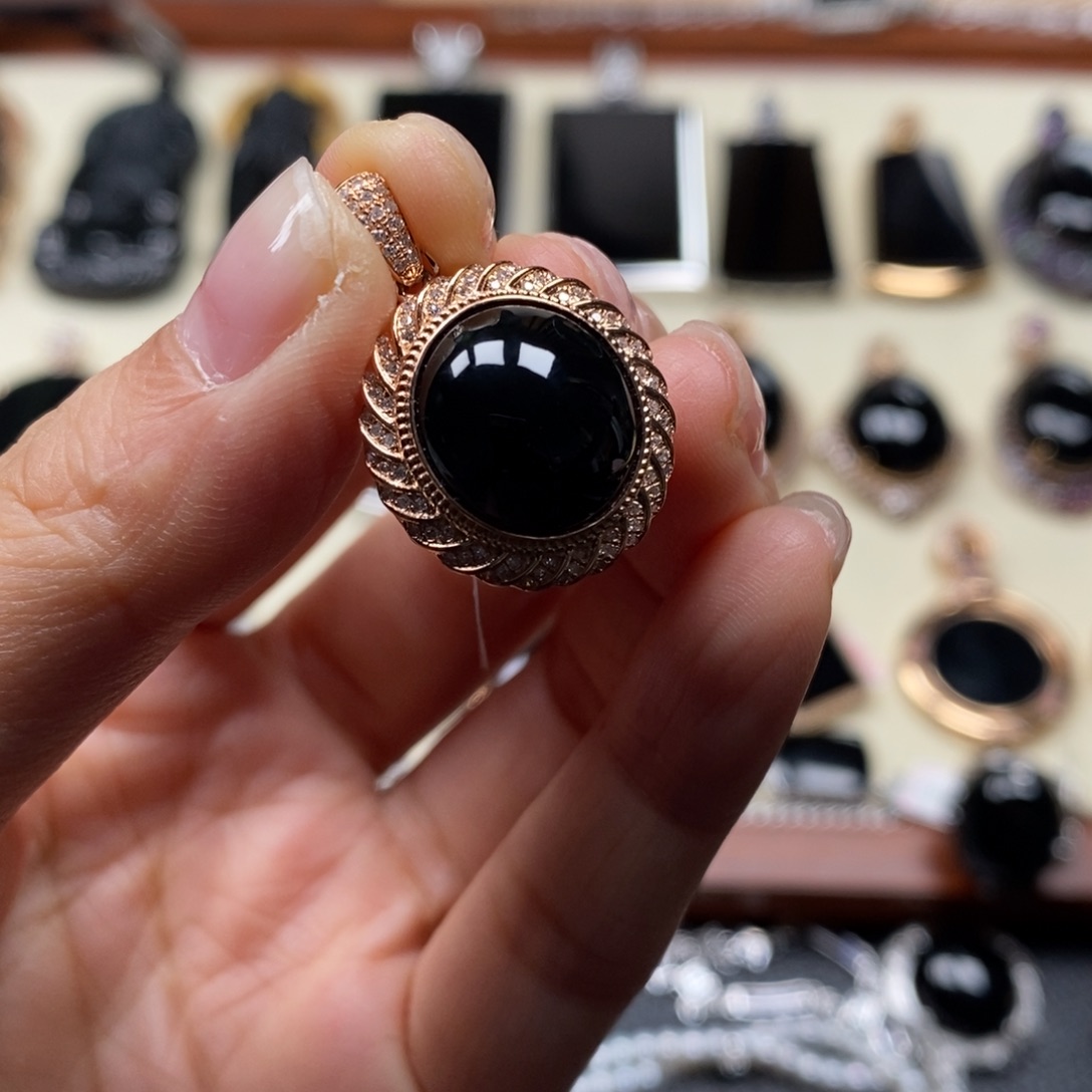 翡翠颈饰18K金镶嵌蛋面