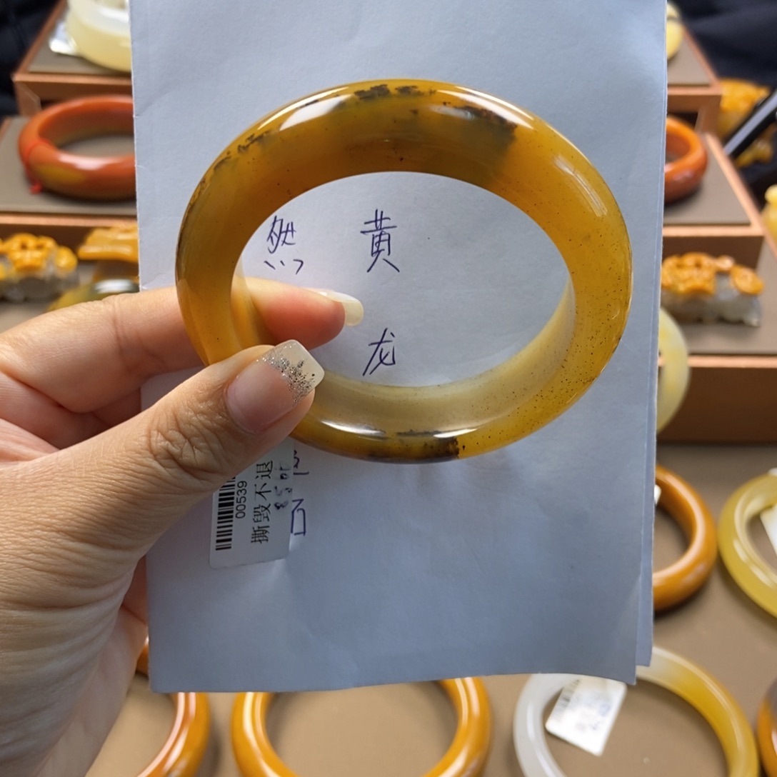 乐***淘未镶嵌石英质玉（黄龙玉）手镯