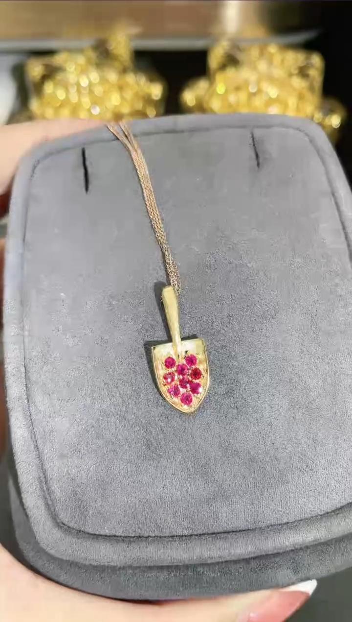 18K金镶嵌红宝石吊坠 金铲子款