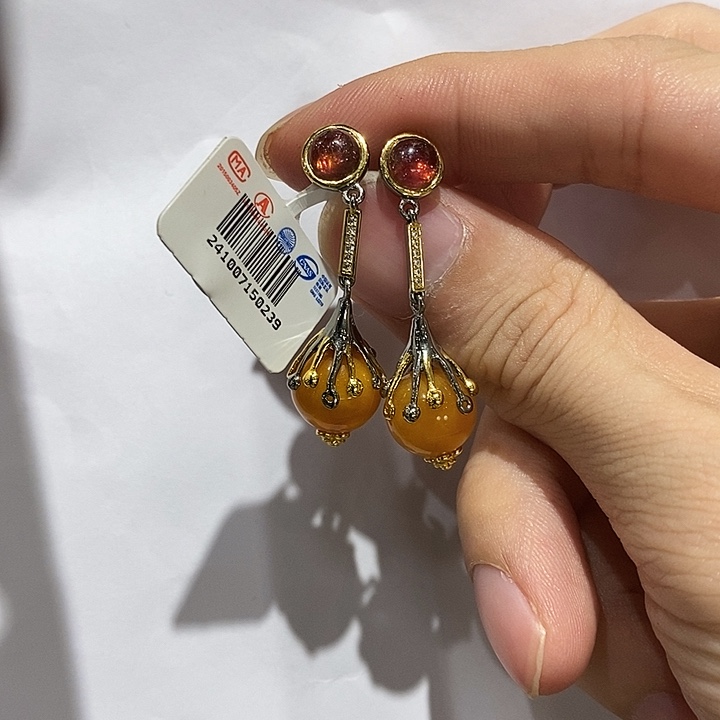 琥珀未镶嵌颈饰多人