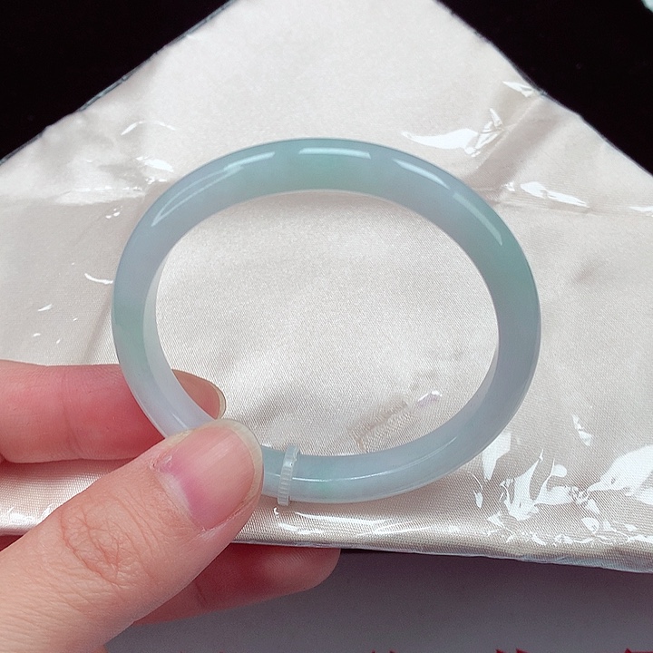 翡翠手镯未镶嵌翡翠