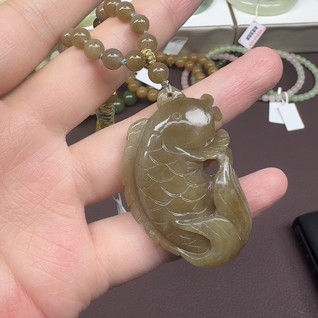 岫岩老玉（透闪石质玉）未镶嵌颈饰老玉满糖大锦鲤倍儿扒乱跳