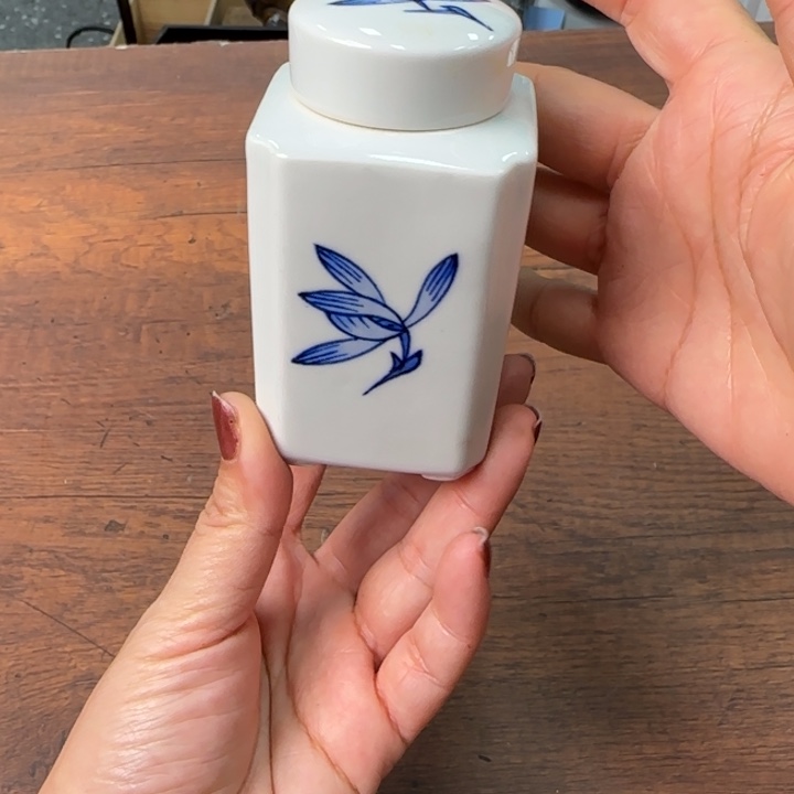 一个陶瓷物件哈哈哈哈