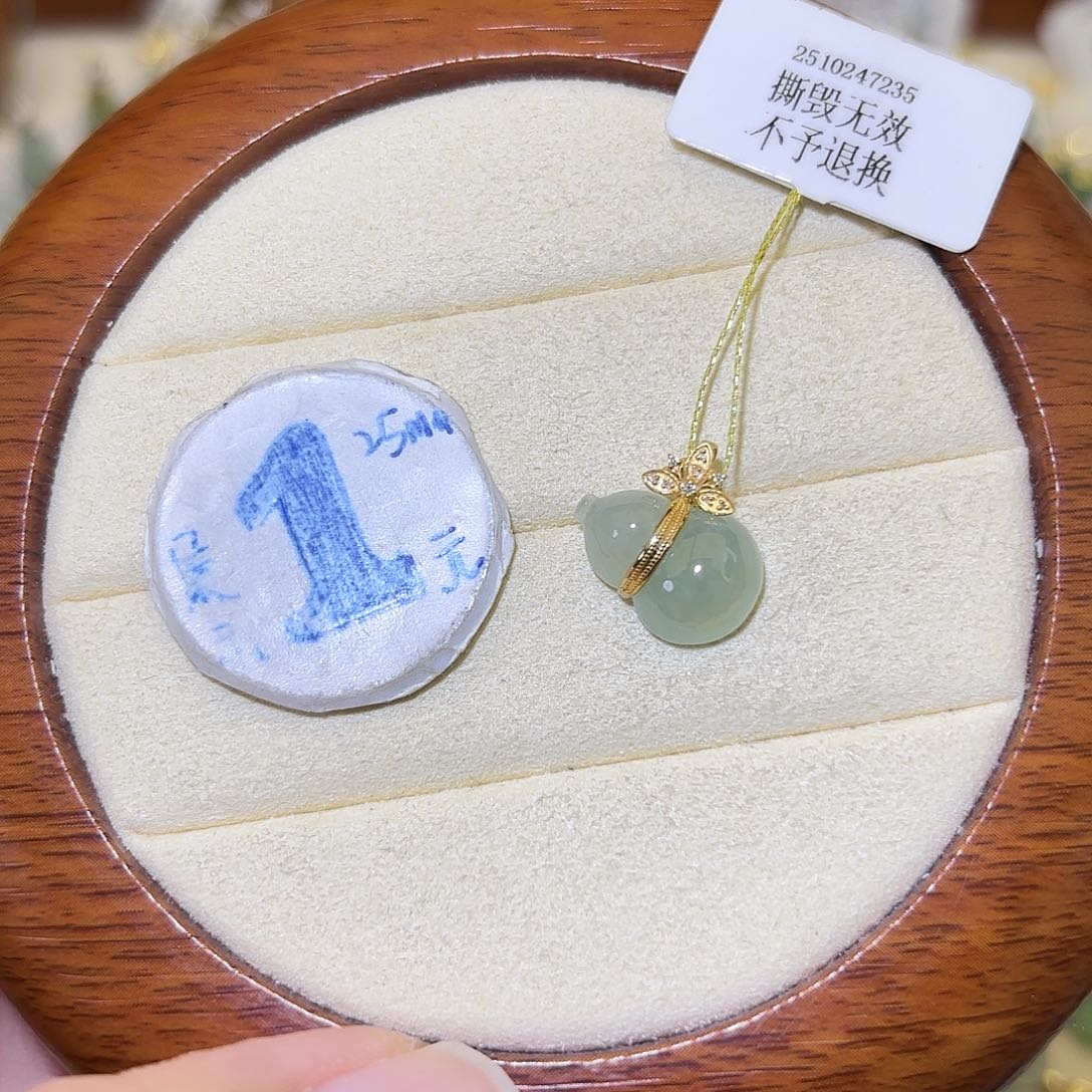 爆***常翡翠18K金镶嵌颈饰葫芦