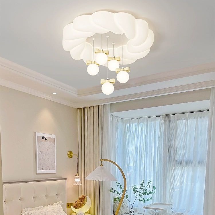 新款温馨浪漫蝴蝶泡泡吊灯房间家用创意灯饰简约轻奢大气卧室