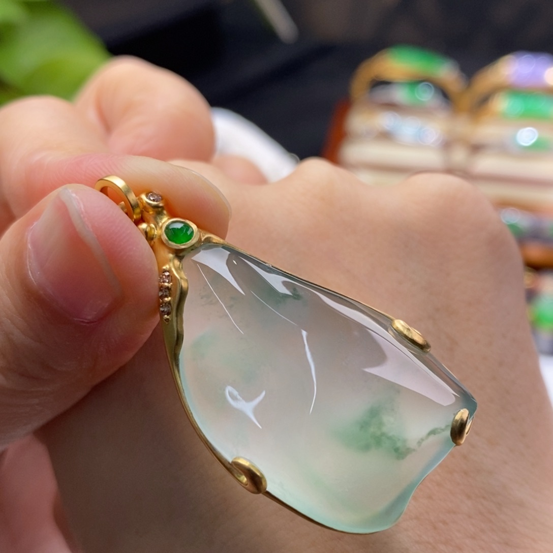 翡翠颈饰18K金镶嵌吊坠