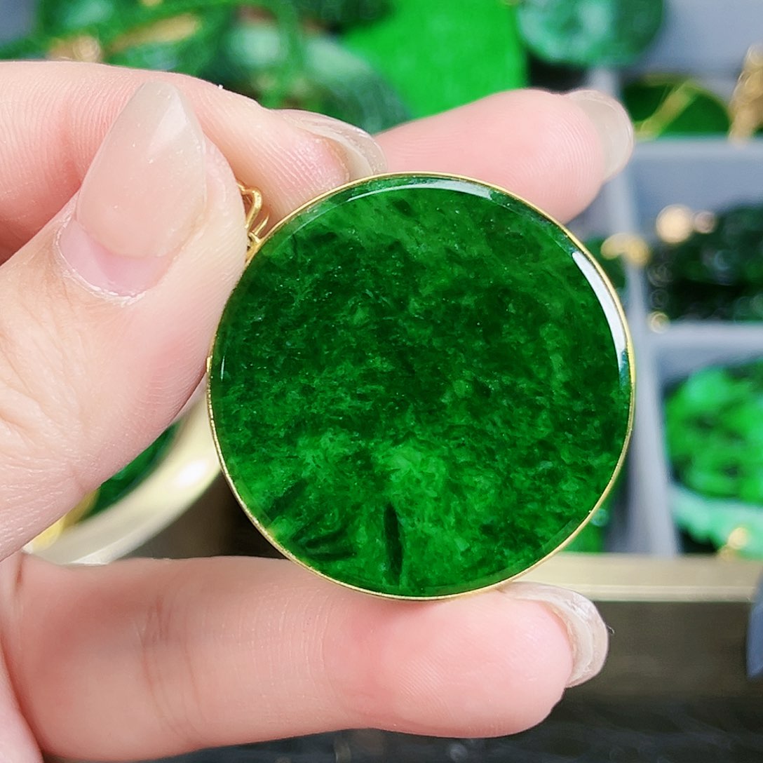 翡翠颈饰18K金镶嵌吊坠