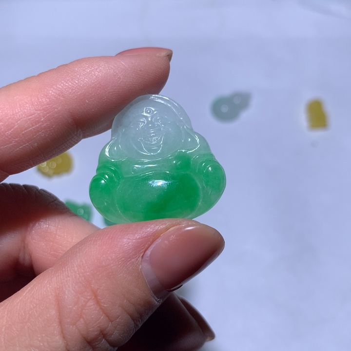 翡翠未镶嵌颈饰佛公