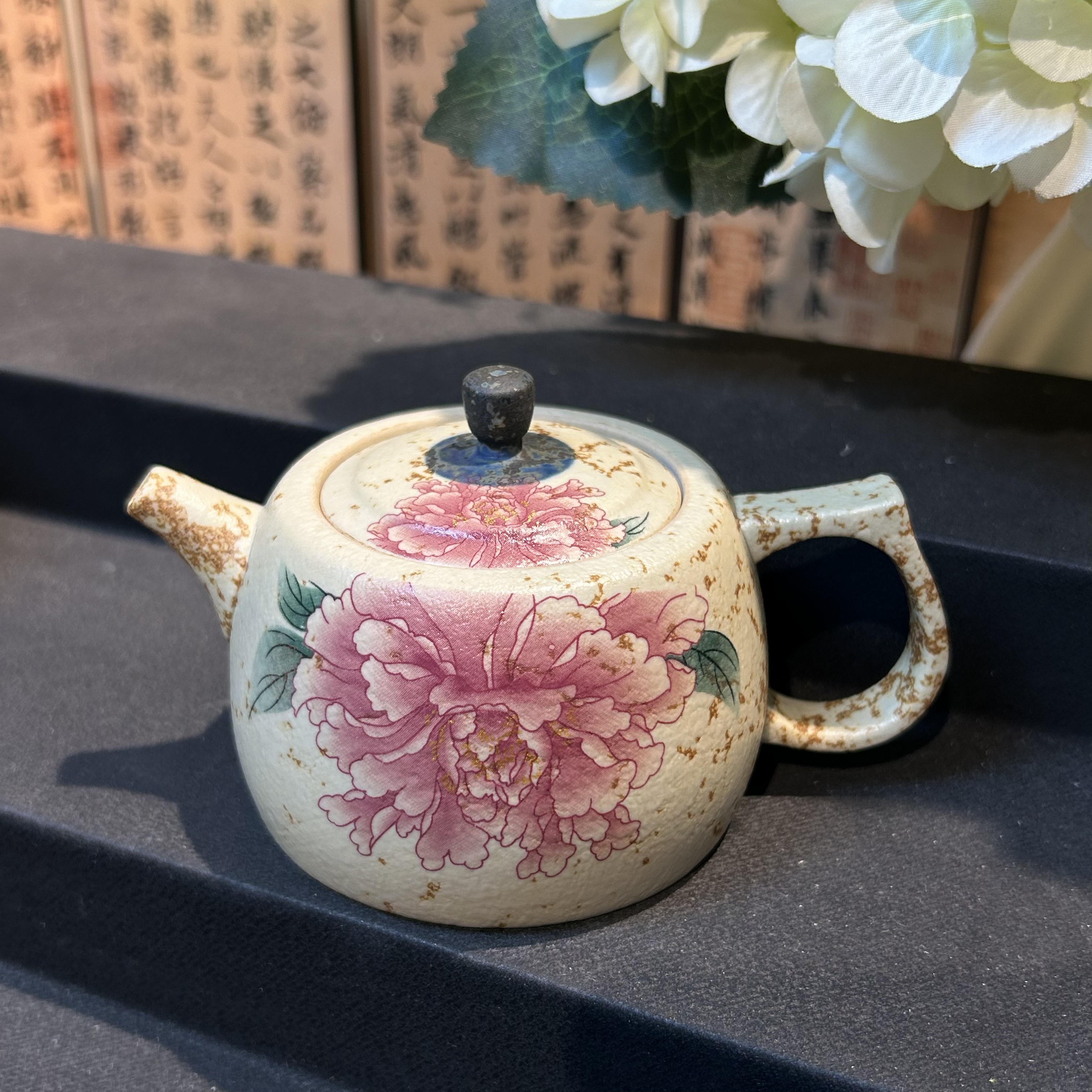 牡丹花火石红釉德钟壶