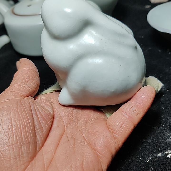 官瓷天青釉小兔子