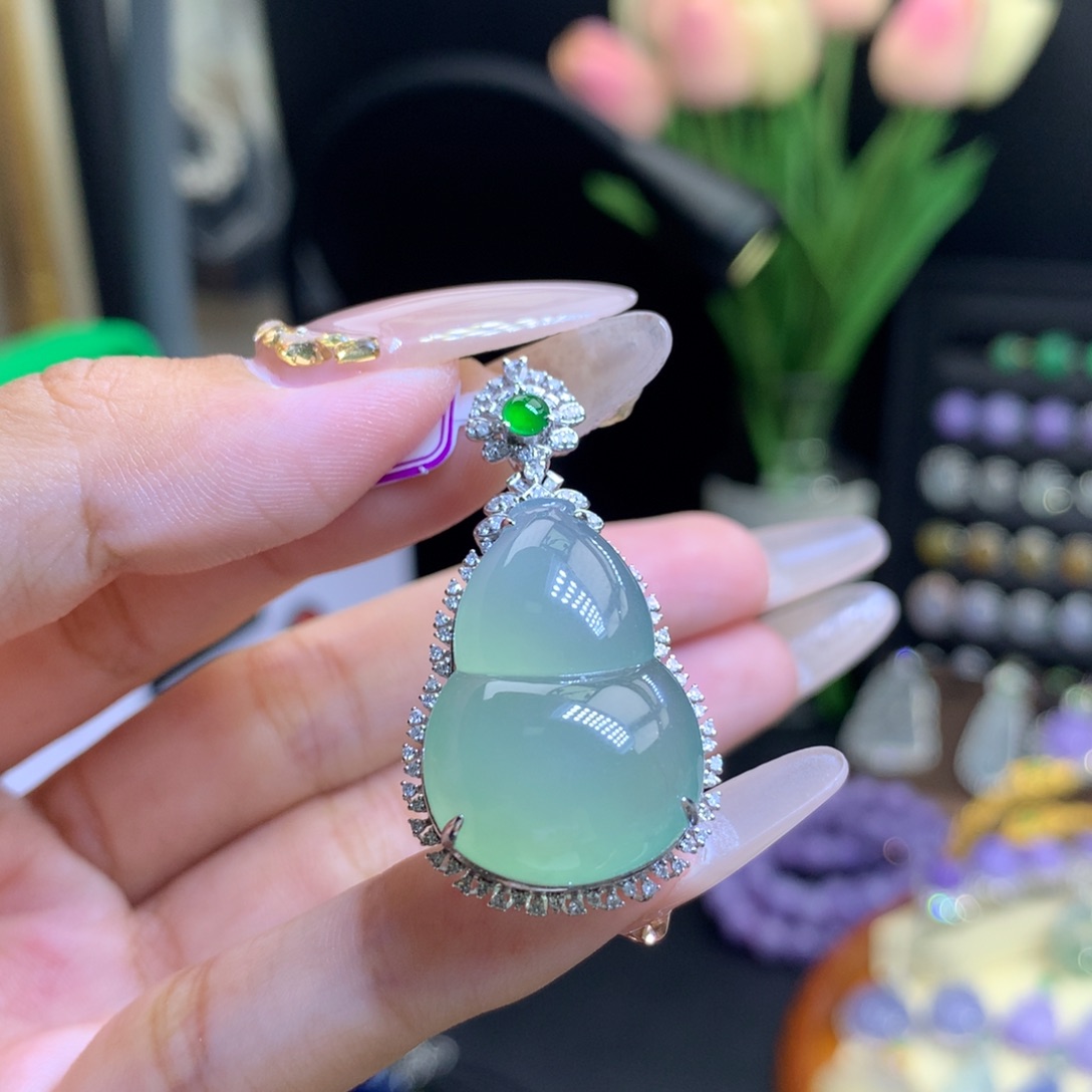 翡翠18K金镶嵌颈饰