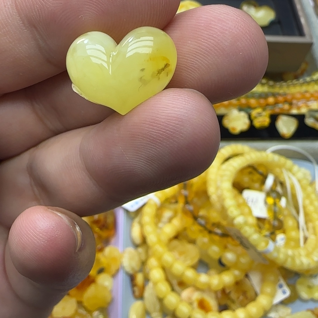 琥珀未镶嵌裸石1.65克