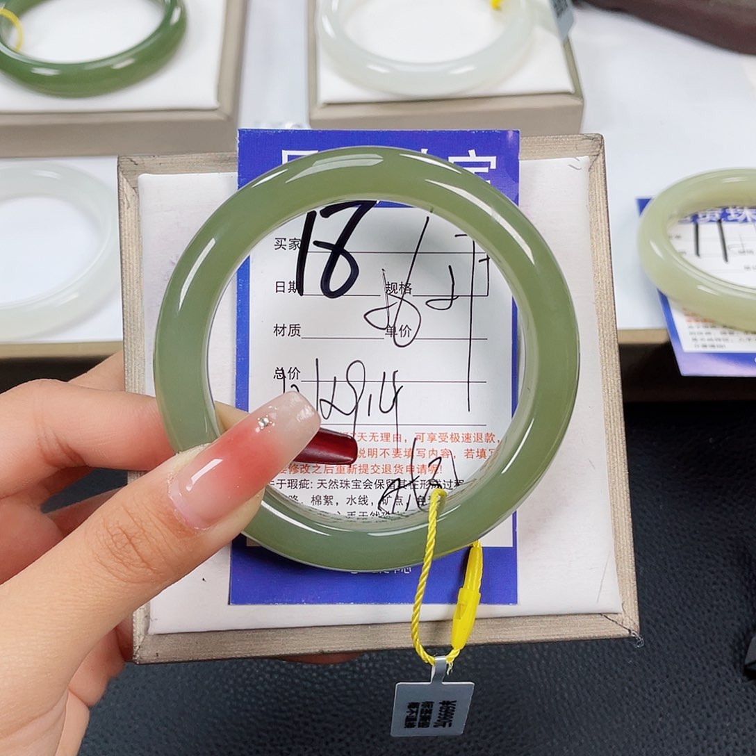 和田玉手镯未镶嵌