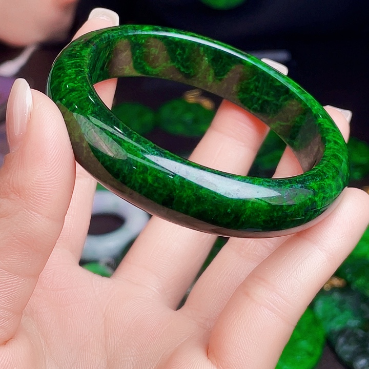 翡翠未镶嵌颈饰多样性58.59