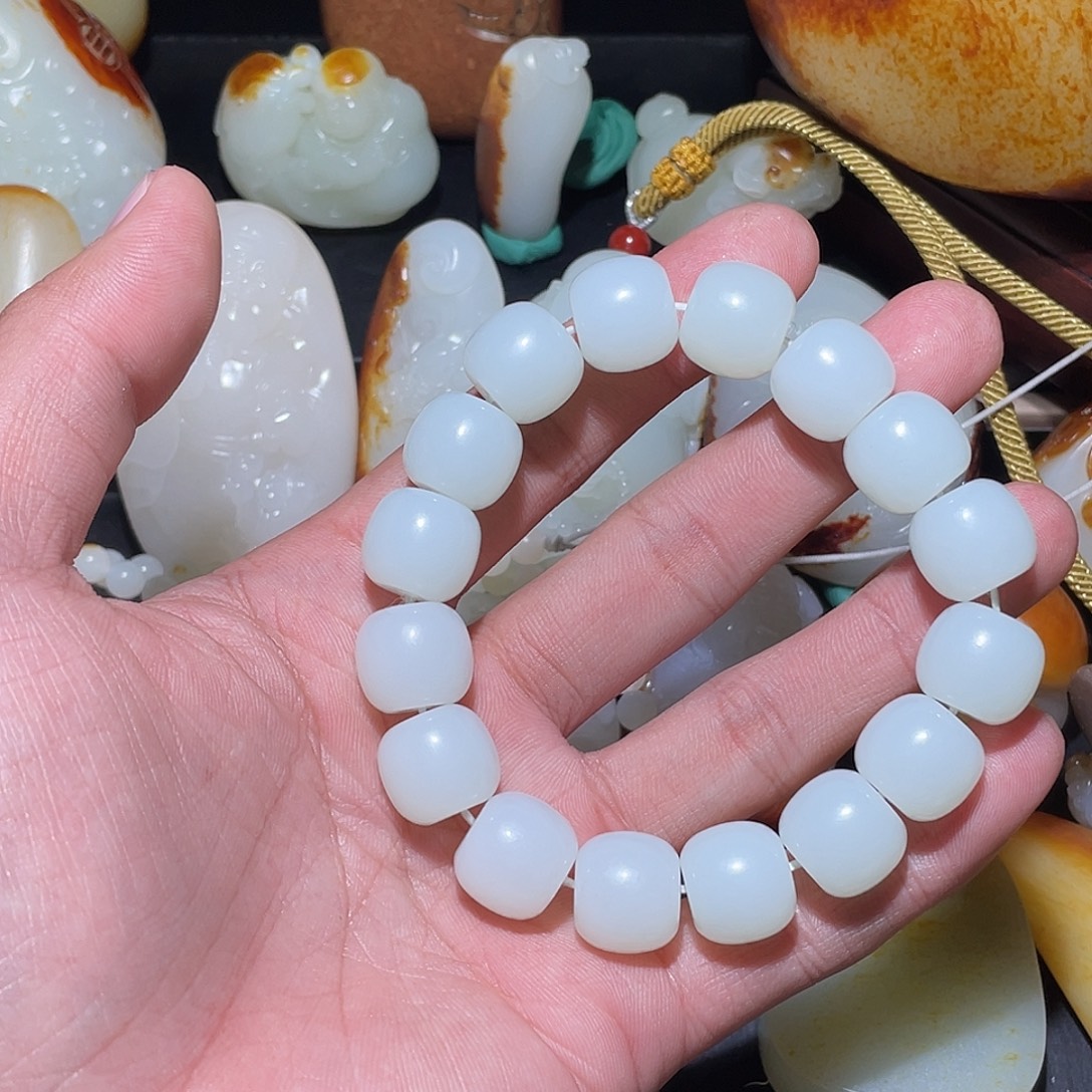 人***。和田玉未镶嵌挂件