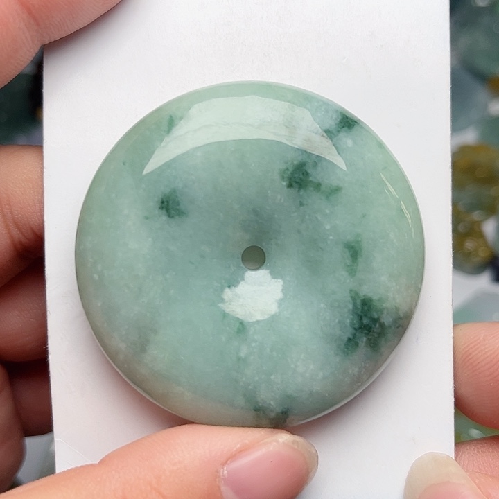 翡翠颈饰未镶嵌平安扣