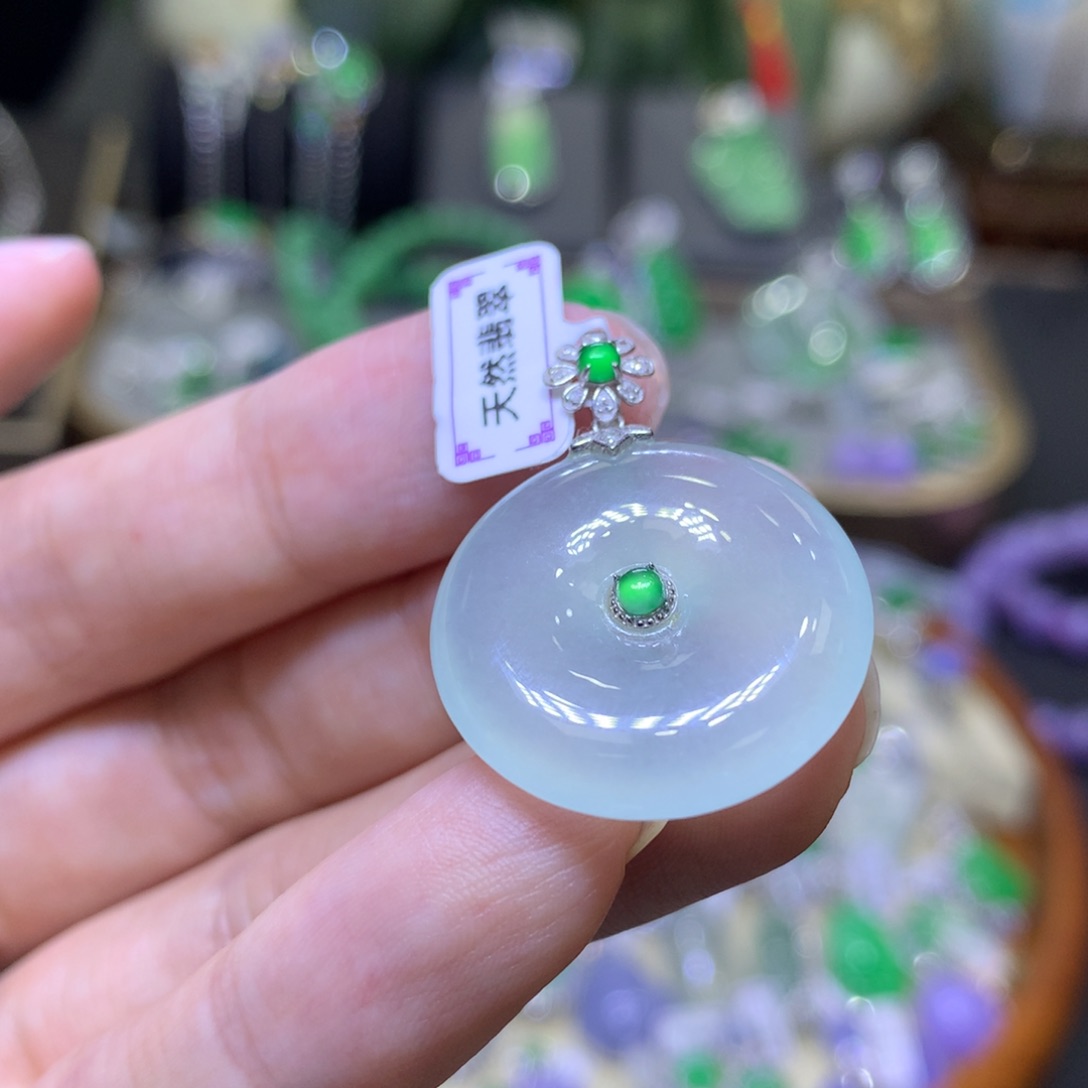 颈饰18K金镶嵌翡翠