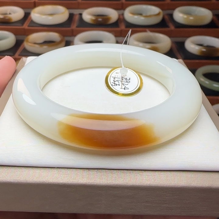 和田玉未镶嵌手镯枣红糖羊脂白55.8泥鳅背上新