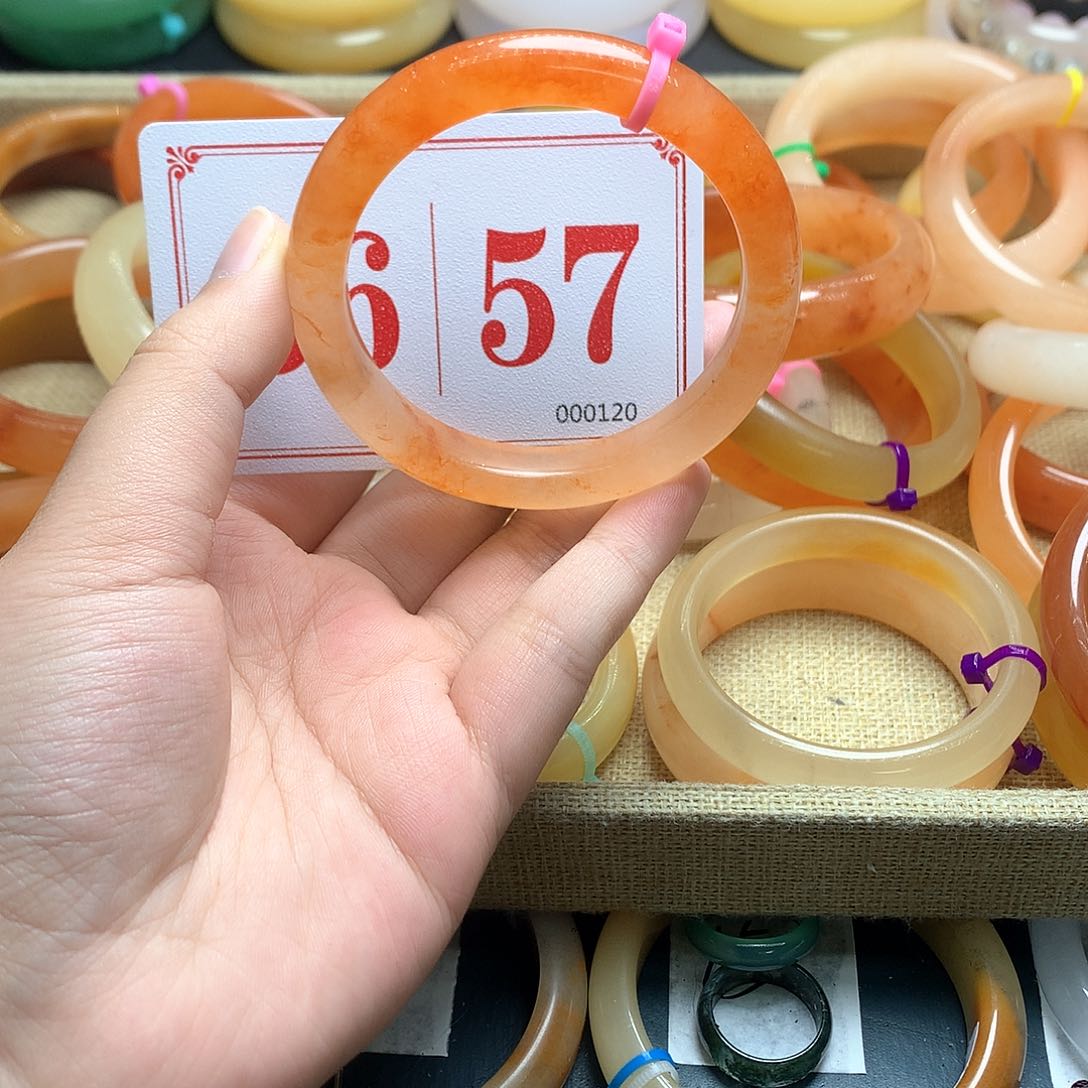 未镶嵌石英质玉（黄龙玉）手镯