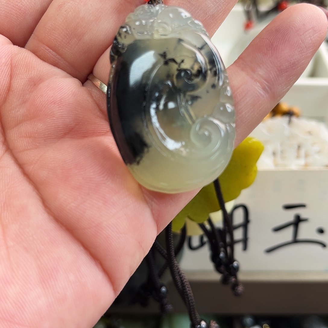 蛇纹石玉颈饰未镶嵌