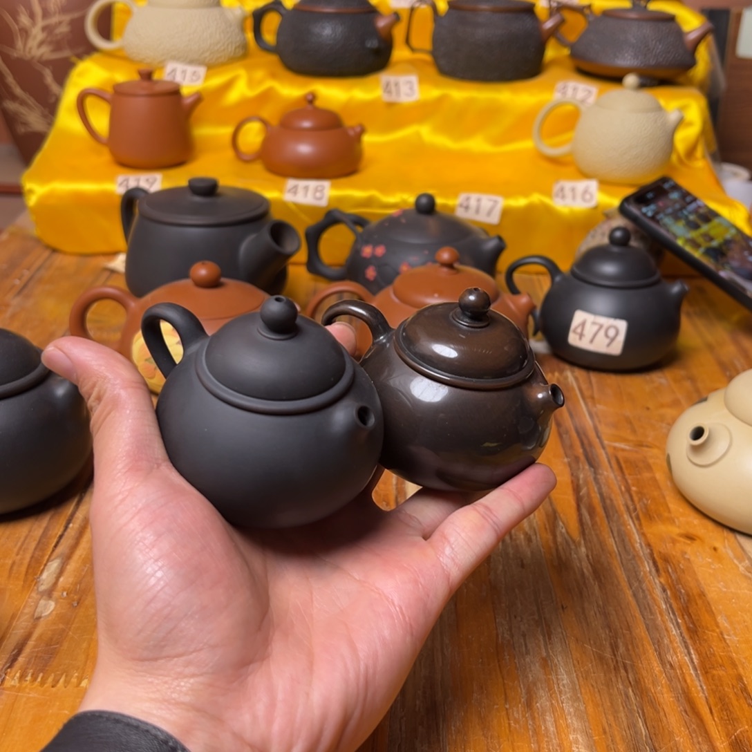 J***z壶两个无釉磨光小壶，