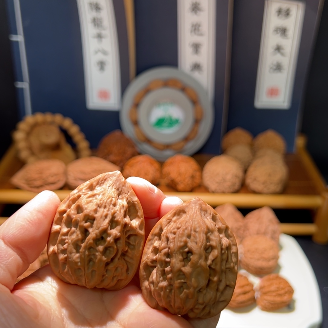 余***蔚把件文玩核桃天外陨铁