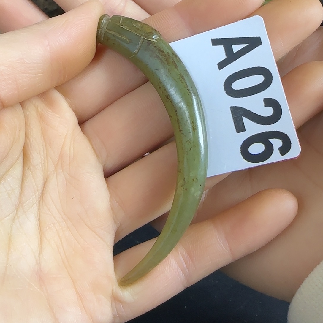 透闪石质玉挂件未镶嵌