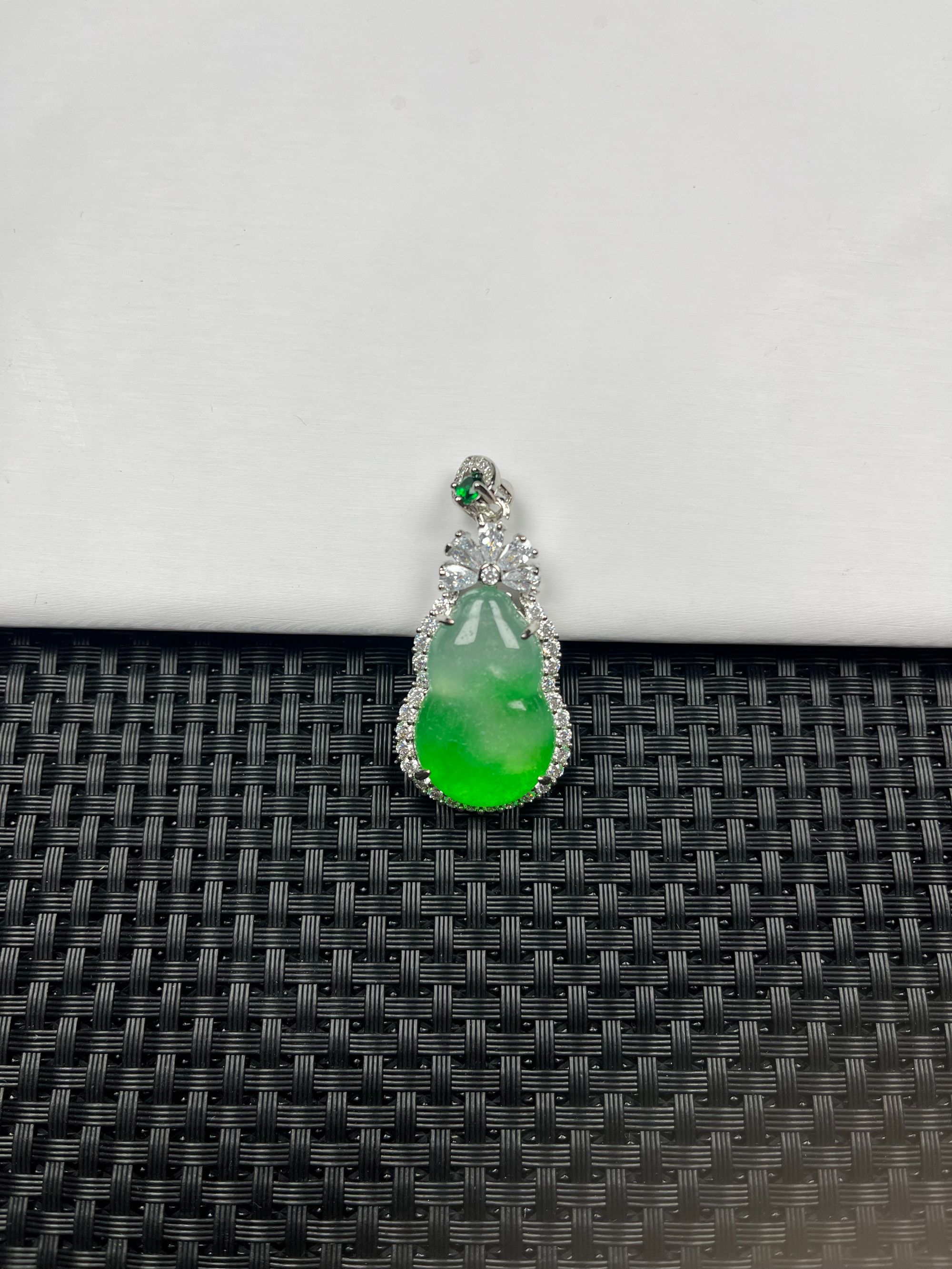 (缅甸老郑珠宝)W98冰飘绿花镶嵌葫芦时尚精美气质百搭款吊坠