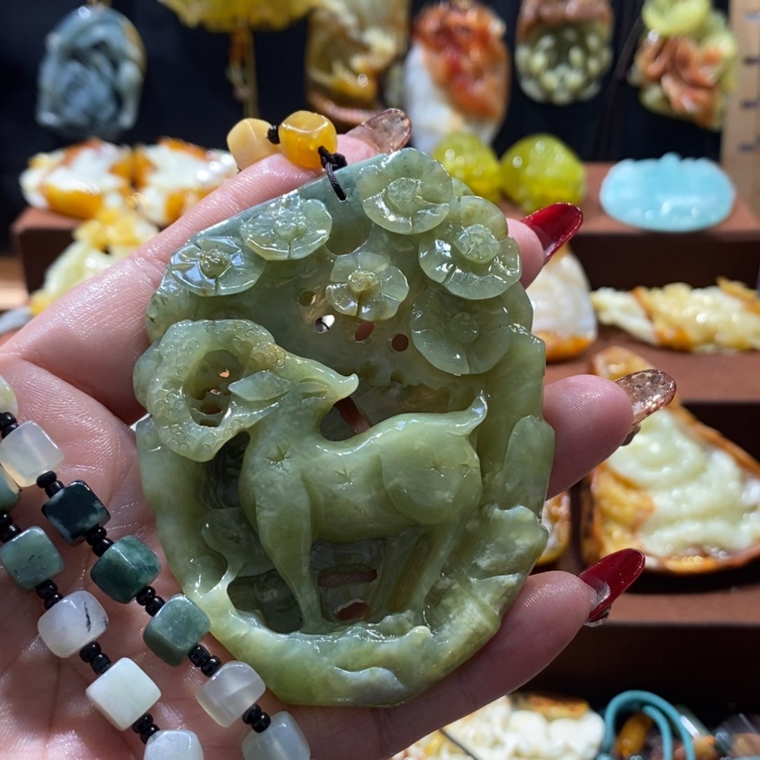 蛇纹石玉颈饰未镶嵌