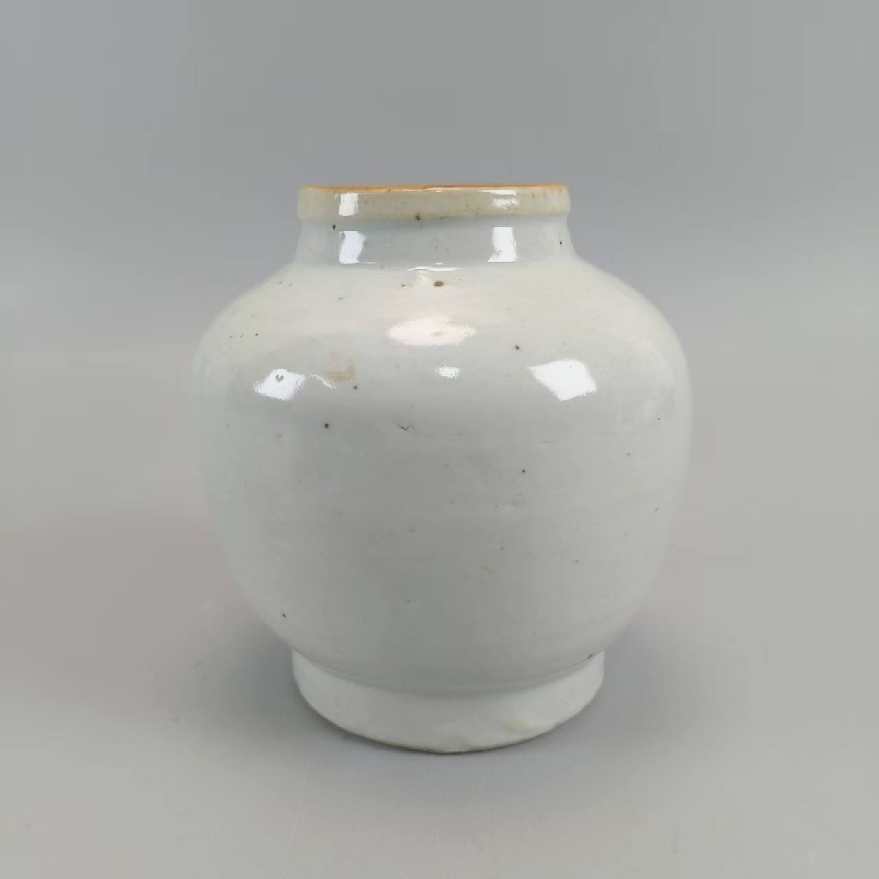 16 39 明晚期 甜白釉罐-616